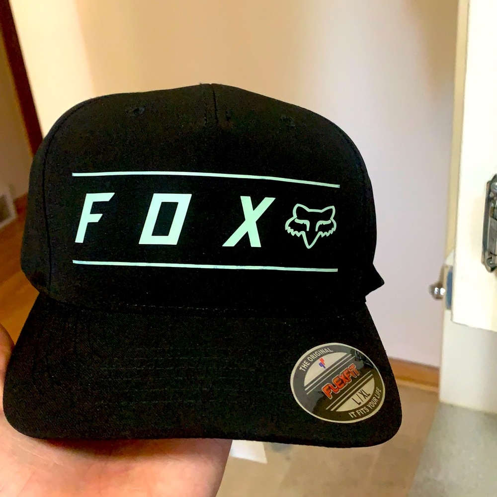 NWT Fox FLEXFIT curved hat